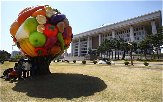 국회 잔디광장에 설치된 과일나무. ⓒ데일리안 홍효식 기자
