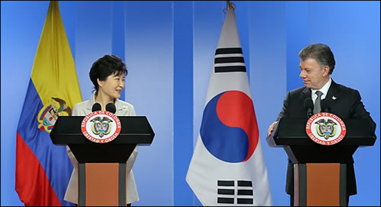 박근혜 대통령과 후안 마누엘 산토스 콜롬비아 대통령이 17일 오후(현지시간) 콜롬비아 보코타 대통령궁에서 공동기자회견을 하고 있다. ⓒ연합뉴스