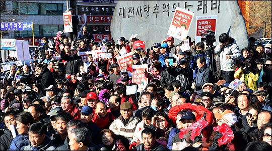 제18대 대통령선거 후보들이 공식 선거운동에 돌입한 지난 2012년 11월 27일 대전역 광장에서 열린 당시 박근혜 새누리당  후보의 연설을 보기 위해 시민들이 몰려 있다. ⓒ사진공동취재단
