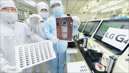 LG전자 전략 스마트폰 G4의 카메라모듈을 양산하고 있는  LG이노텍 광주공장에서 직원들이 G4 카메라모듈을 소개하고 있다. ⓒLG전자