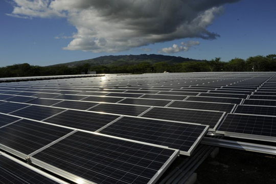 한화큐셀이 지난 2013년 12월 건설한 하와이 칼렐루아 재생에너지 파크의 5MW발전소. ⓒ한화큐셀