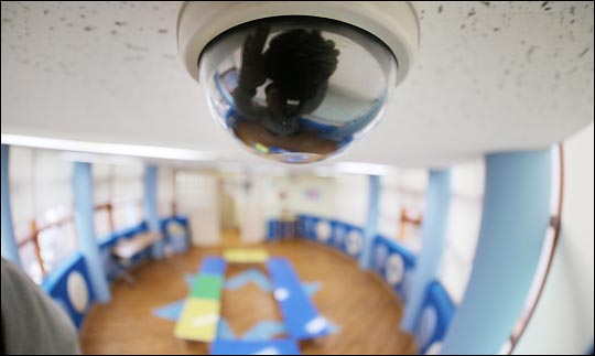 4월 임시국회에서 영유아보육법개정안이 다시 상정될 예정이다. 사진은 서울 강서구 모 어린이집에 설치된 CCTV. ⓒ사진공동취재단