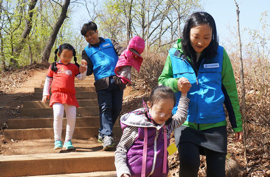 효성 중공업PG 임직원들이 지난 17일 서울 관악구 삼성산에서 서울정문학교 학생들의 산행을 돕는 나눔활동을 펼치고 있다.ⓒ효성