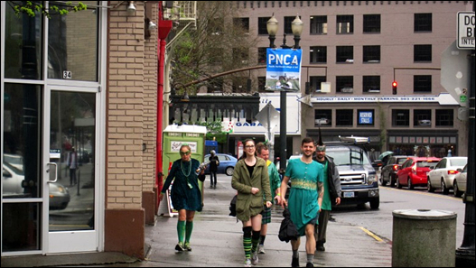 세인트 패트릭 데이를 앞두고 있었던 토요일을 맞아 포틀랜드 시내에서 그린마라톤이 열렸다. 녹색 옷을 맞춰 입고 나온 그린마라톤 참가자들. ⓒ Get About 트래블웹진