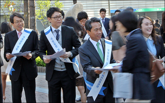 21일 아침 서울 서대문역에서 김용복 NH농협생명 대표이사(왼쪽에서 세번째)를 비롯한 임직원은 신상품 종신보험을 알리는 가두캠페인을 벌였다. ⓒNH농협생명