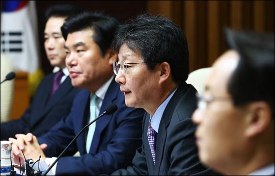 유승민 새누리당 원내대표가 24일 오전 국회에서 열린 원내대책회의에서 이야기하고 있다. ⓒ데일리안 홍효식 기자