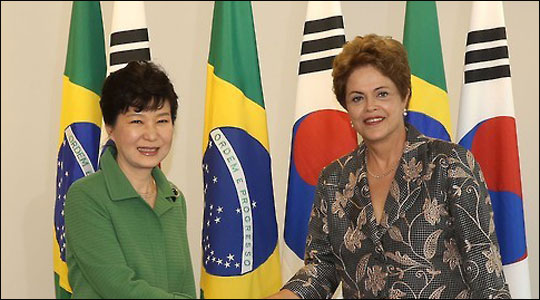박근혜 대통령과 지우마 호세프 대통령이 24일(오전) 브라질 브라질리아 대통령궁에서 정상회담을 갖기 전 악수하고 있다.ⓒ연합뉴스