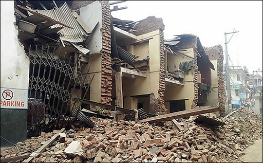 네팔의 수도 카트만두를 강타한 대지진으로 사상자가 속출하는 가운데 네팔의 열악한 사회기반시설로 인한 2차 피해가 우려되고 있다. ⓒ연합뉴스