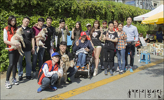 키다리봉사단과 함께 유기견 봉사활동에 나선 모델 김세라가 활동에 참여한 봉사단원들과 단체사진을 찍었다. ⓒ키다리봉사단/김동현 포토그래퍼