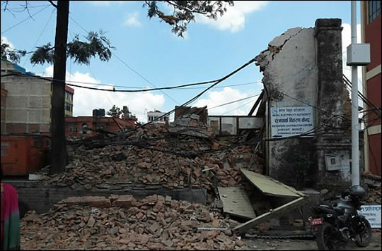 네팔의 수도 카트만두를 강타한 대지진으로 인한 사망자가 4100명을 넘어섰다. ⓒ연합뉴스