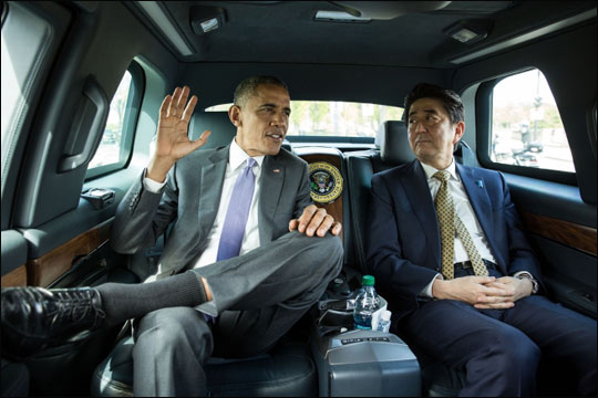 미국을 방문중인 아베 일본 총리와 오바마 미국 대통령이 차를 타고 워싱턴 링컨기념관으로 향하고 있다.ⓒ백악관