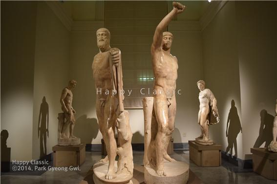 '참주 살해자', 참주 힙피아스의 동생 힙파르코스를 살해한 아리스토게이톤(왼쪽)과 하르모디오스의 대리석상, 나폴리 고고학 박물관 ⓒ박경귀 