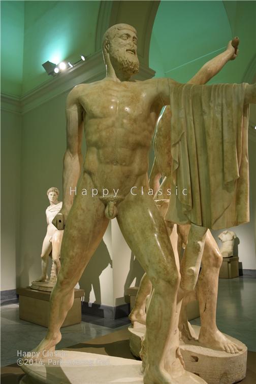 힙파르코스를 살해한 아리스토게이톤의 대리석 상이다. 왼손은 방패를 들었고 오른손에 칼이 들려 있었다. 나폴리 고고학 박물관 ⓒ박경귀 