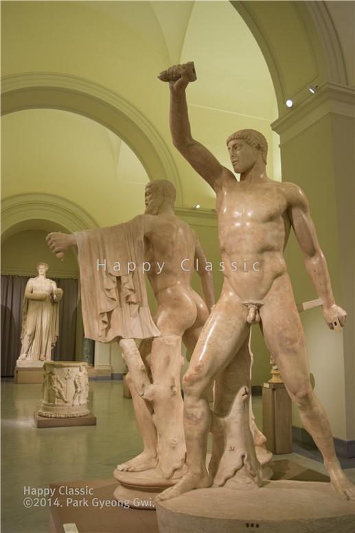 참주 힙피아스의 동생 힙파르코스를 살해한 아리스토게이톤(왼쪽)과 하르모디오스의 대리석상, 하르모디오스가 오른손에 칼을 높이 들고 내리치려는 모습을 형상화했다. 나폴리 고고학 박물관 ⓒ박경귀