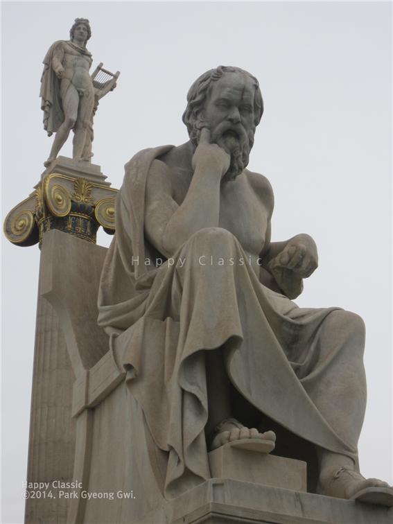 아테네 학술원 앞에 세워진 소크라테스 좌상, 왼쪽 높은 좌대에 세워진 석상은 음악의 신이자 지혜의 신인 아폴론이다. ⓒ박경귀