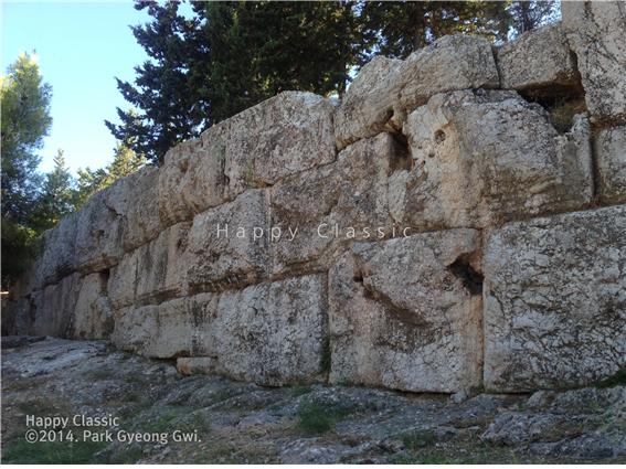 프닉스 민회 회의장 하단을 받치는 석벽이다. 2미터에 가까운 거대한 돌들로 쌓았다. 2500여년의 세월을 견딘 옛 모습 그대로이다. ⓒ박경귀 