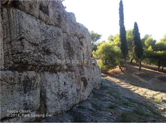 프닉스 민회 회의장 하단을 받치는 석벽이다. 바위 위에 거대한 돌을 쌓아 만든 미케네 왕성의 성벽을 연상시킨다.  ⓒ박경귀 