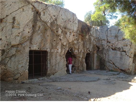 필로파포스 언덕으로 가는 숲 한편에 있는 동굴, 유적 표지판에는 이곳이 소크라테스 감옥이었다고 씌어있다. ⓒ박경귀