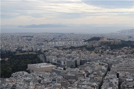 리카비토스 언덕에서 바라 본 아테네 시가지 모습, 왼쪽 숲 가운데 제우스 신전이 보이고, 오른쪽에 아크로폴리스와 그 뒤로 필로파포스 언덕이 보인다. 멀리 피레우스 항구와 에게 해가 훤히 보인다. ⓒ박경귀