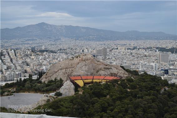 리카비토스 언덕의 동쪽 중턱에는 고대 그리스 원형 극작을 본 뜬 극장이 있다. 그 오른쪽이 주차장이다. ⓒ박경귀
