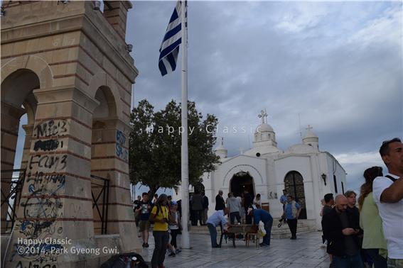 리키바토스 언덕 정상에 있는 아기오스 조르기오스(Agios Georgios) 교회와 종탑, 종탑 벽면에 낙서가 가득하다. ⓒ박경귀 