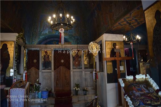 리카비토스 언덕 정상에 있는 아기오스 조르기오스(Agios Georgios) 교회의 내부이다. 갓 결혼한 신랑 신부가 축복을 기원하거나 신의 가호와 일상의 행운을 비는 시민들이 많이 들르는 곳이다. ⓒ박경귀 