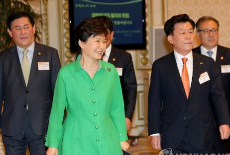박근혜 대통령이 27일 청와대에서 열린 `일자리 창출을 위한 중소기업인과의 대화'에 참석하고 있다. ⓒ연합뉴스