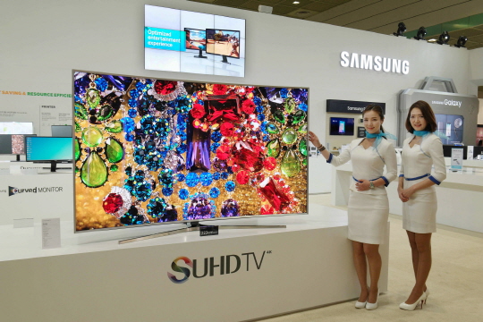 삼성전자 모델이 WIS2015 전시관에서 88형 SUHD TV를 소개하고 있다. ⓒ삼성전자