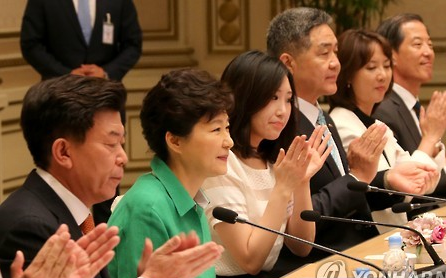 박근혜 대통령이 27일 청와대에서 열린 일자리 창출을 위한 중소기업인과의 대화에서 모두발언하고 나서 박수를 받고 있다. ⓒ연합뉴스