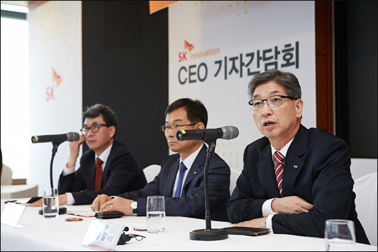 정철길 SK이노베이선 사장이 28일 종로구 서린동 SK이노베이션 본사에서 열린 기자간담회에서 기자들의 질문에 답하고 있다.ⓒSK이노베이션