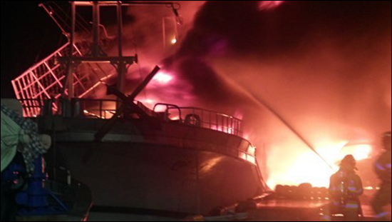 지난 17일 목포 북항 부두에서 정박 중 화재로 전소된 선박의 모습. ⓒ연합뉴스