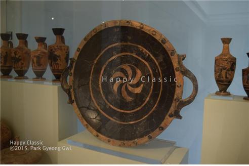 흑색 문양의 레키토스와 방패 모양의 도기, 마라톤 고고학 박물관 ⓒ박경귀 