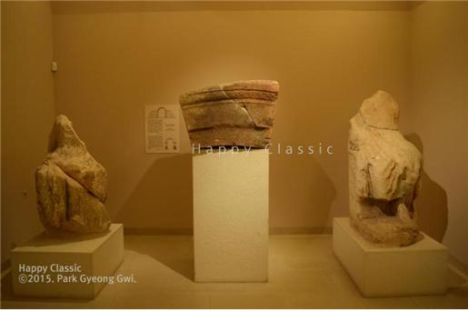 이집트 신전의 출입문을 상부 대리석의 일부, 좌우에 배치되었던 신상들, 아마 사라피스와 이시스의 좌상이었을 것으로 추정된다. 마라톤 고고학 박물관 ⓒ박경귀 