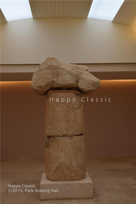아테네군의 승전비의 일부, 중간의 기둥 부분이 거의 다 사라지고 상부 기단의 일부만 남았다. 마라톤 고고학 박물관 ⓒ박경귀 