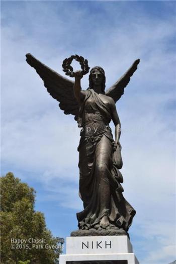 마라톤 지역의 북동쪽 교외에 있는 승리의 여신 니케상, 마라톤 전투에서 승리한 아테네 전사들에게 승리의 월계관을 씌워주는 모습을 형상화했다. ⓒ박경귀 