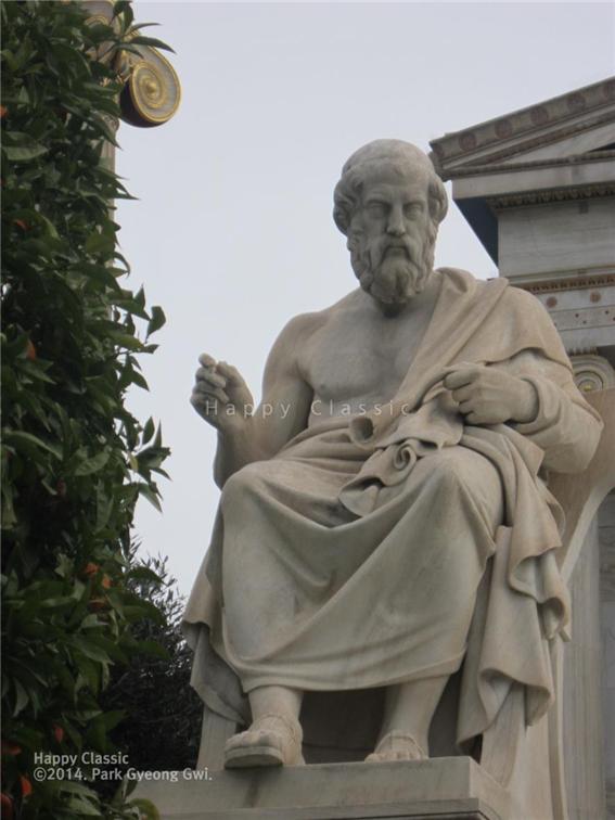 플라톤의 좌상, 아테네 학술원 앞에 있다. ⓒ박경귀