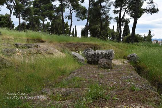 아폴론 이스메니오스 신전이 있던 중심부에는 거대한 기둥 조각 몇 개만 나뒹굴고 있다. ⓒ박경귀 