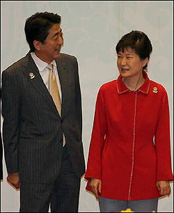 지난 2014년 11월 13일 아베 신조 일본 총리가 미얀마 국제회의센터(MICC)에서 열린 ‘아세안(ASEAN)+3 정상회의’기념촬영에서 박근혜 대통령을 보며 환하게 웃고 있다.ⓒ연합뉴스