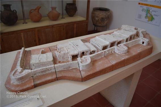 기원전 2200경부터 2050년경까지 존속했던 도시 성채 형상을 복원한 모형, 아이기나 고고학 박물관 ⓒ박경귀