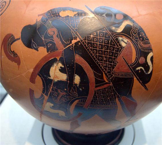 트로이 전쟁 중에 사망한 아킬레우스의 시신을 옮기는 동료 장군 아이아스, 기원전 540~530년 작품, 뮌헨 국립 고대박물관