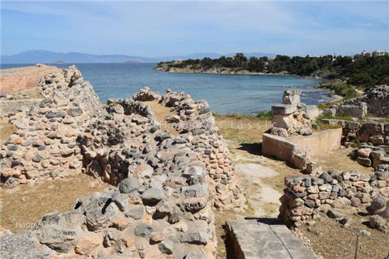 아크로폴리스 북쪽 해안을 둘러싼 성채 유적, 선사시대부터 비잔틴 시대에 이르는 여러 시대의 양식이 혼재되어 있다. ⓒ박경귀 
