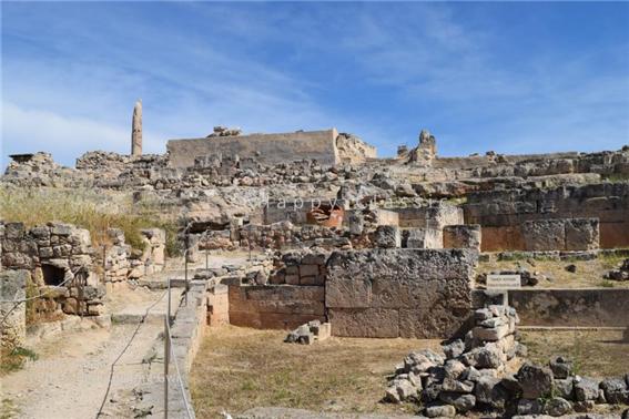 아이기나 아크로폴리스 유적지이다. 뒤의 기둥이 남아있는 곳이 아폴론 신전이다. 앞쪽의 건물 유허는 비잔틴 시대의 것이다. ⓒ박경귀 
