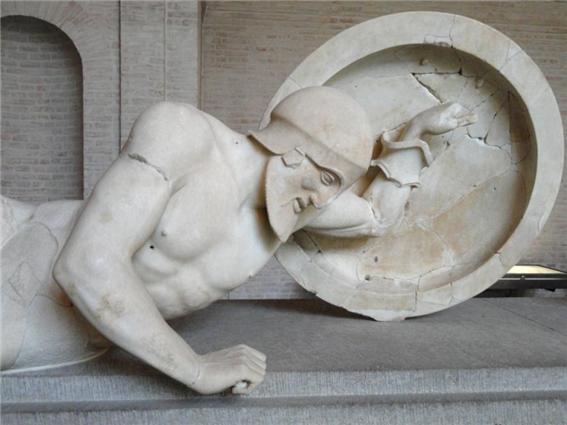 아파이아 신전의 서쪽 페디먼트에 부조되었던 ‘죽어가는 병사’ 상, 글립토텍(Glyptothek) 박물관