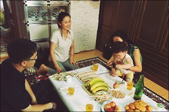'종북 논란'을 일으킨 신은미 씨가 북한에 입국했다. 사진은 수양 딸 집을 방문한 신은미 씨 ⓒ신은미 씨 페이스북 