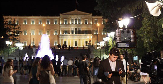 사진은 그리스 국회의사당 앞에서 외국 방송사들의 긴박한 보도 상황. ⓒ연합뉴스