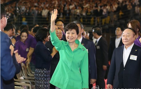 박근혜 대통령이 1일 서울 올림픽제조경기장에서 열린 제17기 민주평통자문회의 출범식에 참석하고 있다. ⓒ연합뉴스