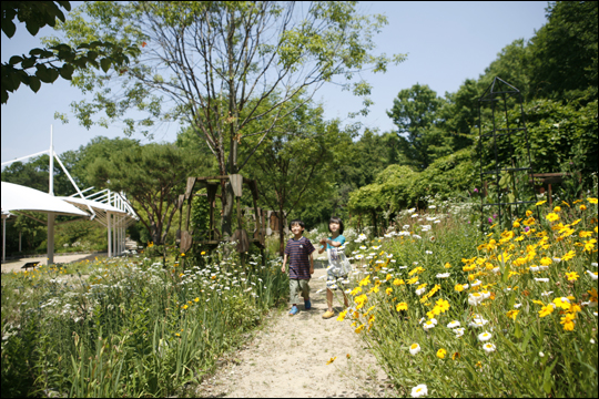 한택식물원 구경에 나선 어린이들 ⓒ 서영진