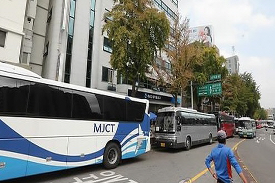 서울 도심 한복판에 외국인 관광객들을 실어 나르는 대형버스들이 주차돼 있다. ⓒ연합뉴스