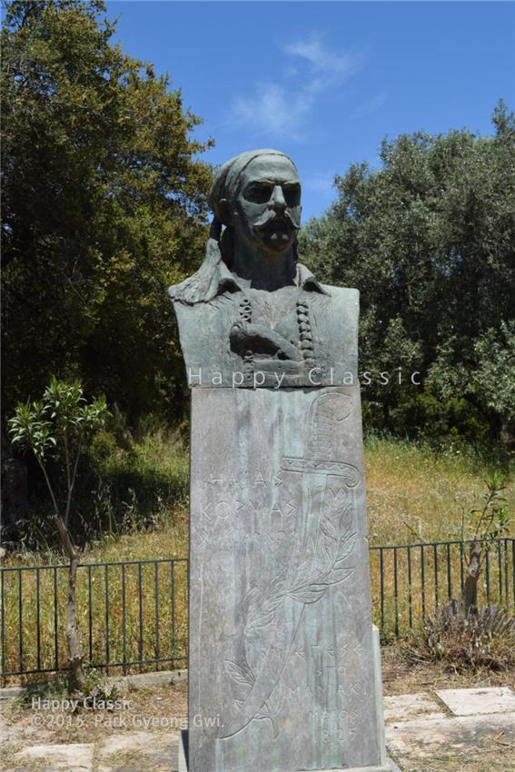메세니아로 넘어가는 길가의 작은 마을 입구에 있는 한 독립투사의 흉상, 1820년대에 오스만 투르크에 대항하여 독립전쟁을 벌였던 투사들의 이런 동상들이 그리스 곳곳에 있다. ⓒ박경귀