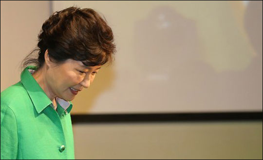 박근혜 대통령이 6일 대한상공회의소에서 열린 기업과 함께하는 일·가정 양립 2015 양성평등주간 기념식에서 축사를 마치고 단상에서 내려오고 있다.ⓒ연합뉴스